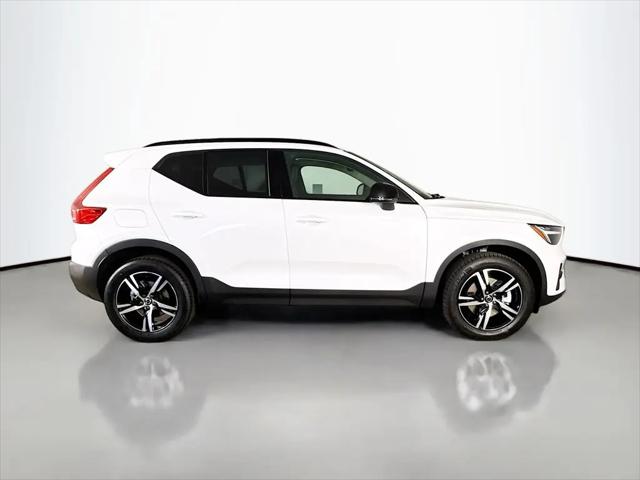 2026 Volvo XC40 Core, B5 AWD Gas (mild hybrid), Dark