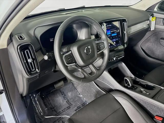 2026 Volvo XC40 Core, B5 AWD Gas (mild hybrid), Dark