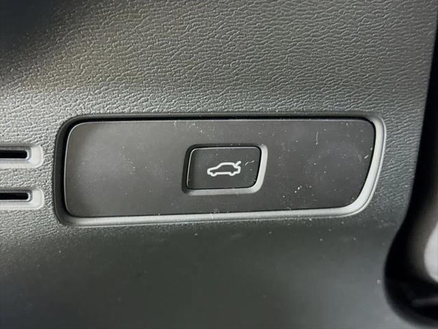 2026 Volvo XC40 Core, B5 AWD Gas (mild hybrid), Dark