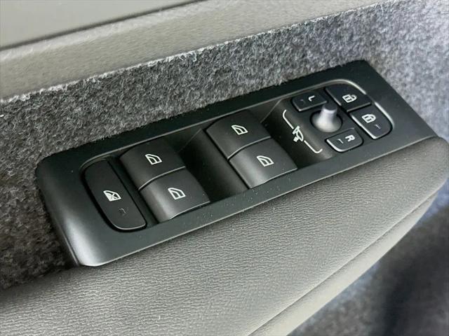 2026 Volvo XC40 Core, B5 AWD Gas (mild hybrid), Dark