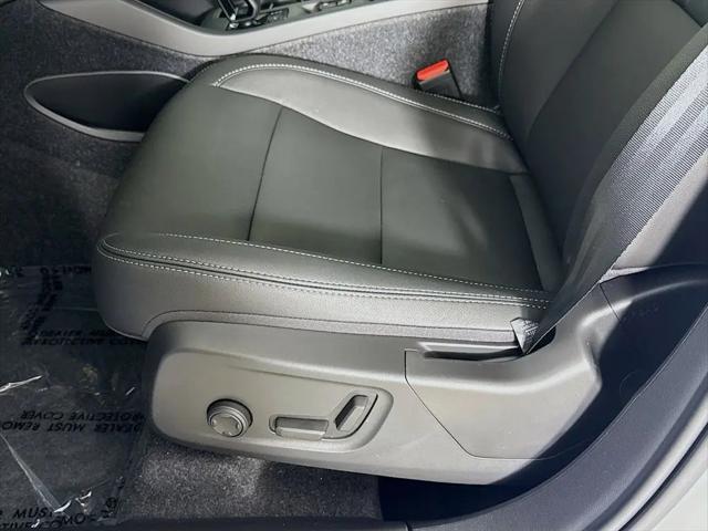 2026 Volvo XC40 Core, B5 AWD Gas (mild hybrid), Dark