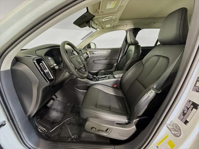 2026 Volvo XC40 Core, B5 AWD Gas (mild hybrid), Dark
