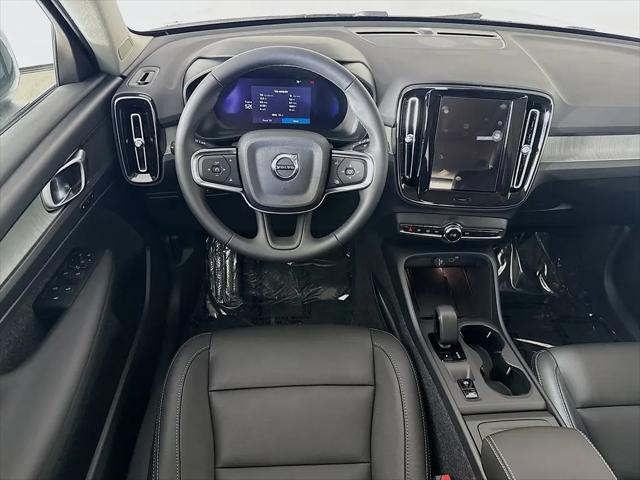 2026 Volvo XC40 Core, B5 AWD Gas (mild hybrid), Dark