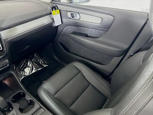 2026 Volvo XC40 Core, B5 AWD Gas (mild hybrid), Dark