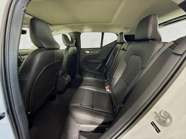2026 Volvo XC40 Core, B5 AWD Gas (mild hybrid), Dark