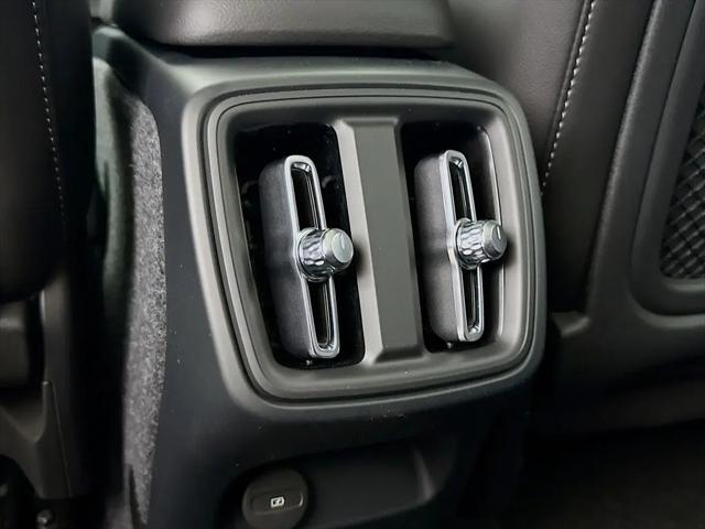 2026 Volvo XC40 Core, B5 AWD Gas (mild hybrid), Dark