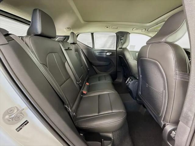2026 Volvo XC40 Core, B5 AWD Gas (mild hybrid), Dark