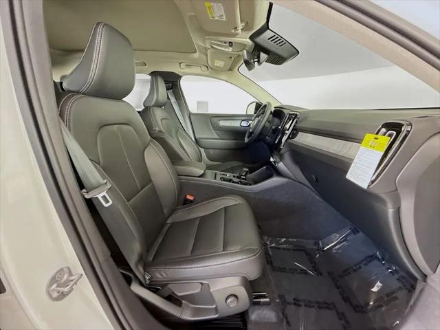 2026 Volvo XC40 Core, B5 AWD Gas (mild hybrid), Dark