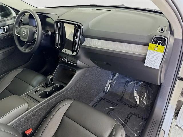 2026 Volvo XC40 Core, B5 AWD Gas (mild hybrid), Dark
