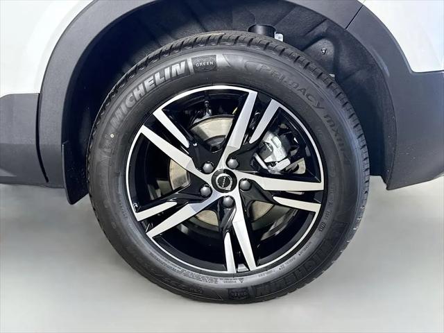 2026 Volvo XC40 Core, B5 AWD Gas (mild hybrid), Dark