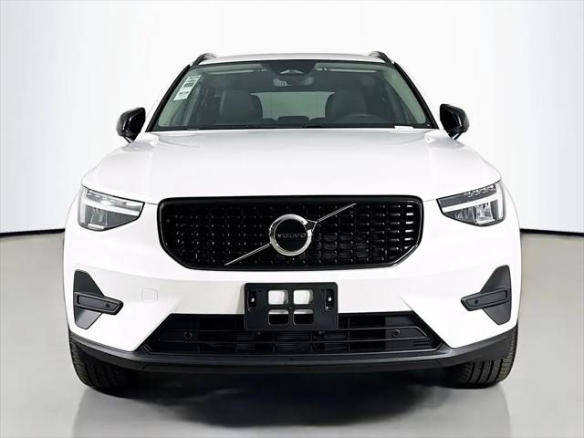 2026 Volvo XC40 Core, B5 AWD Gas (mild hybrid), Dark