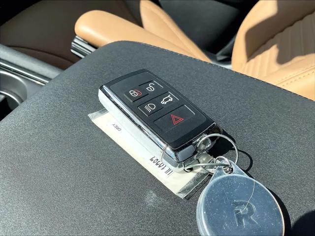 2025 Land Rover Discovery P300 Dynamic SE