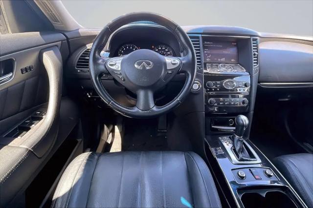 2017 INFINITI QX70 Standard