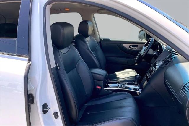 2017 INFINITI QX70 Standard