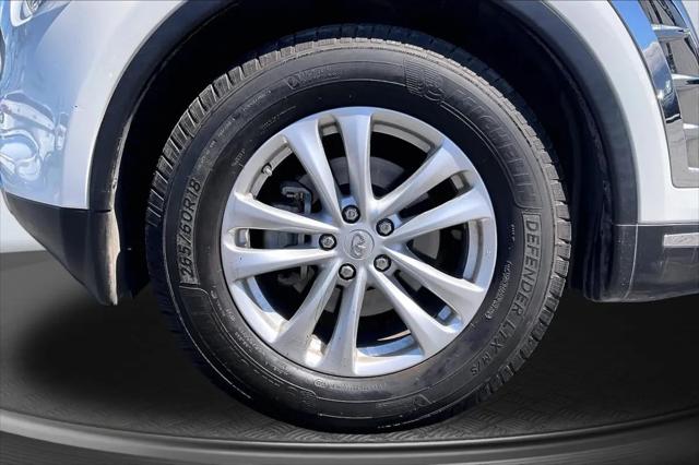 2017 INFINITI QX70 Standard