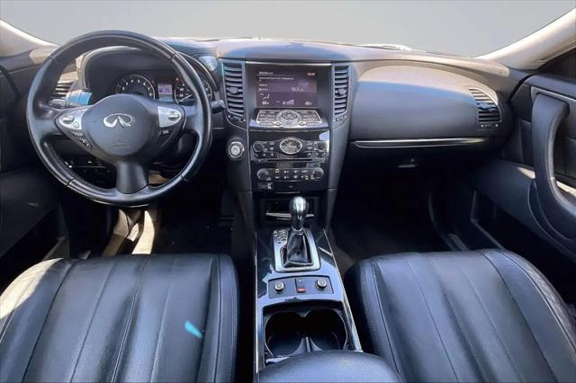 2017 INFINITI QX70 Standard