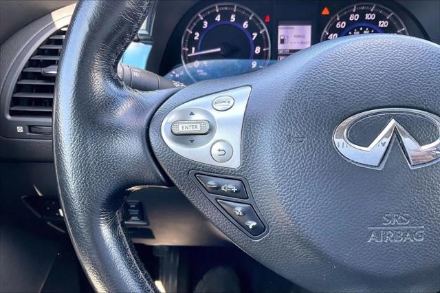 2017 INFINITI QX70 Standard