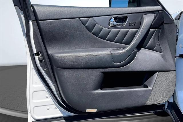2017 INFINITI QX70 Standard