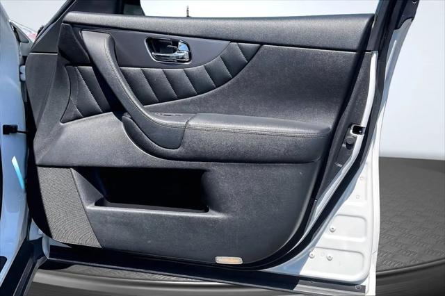 2017 INFINITI QX70 Standard