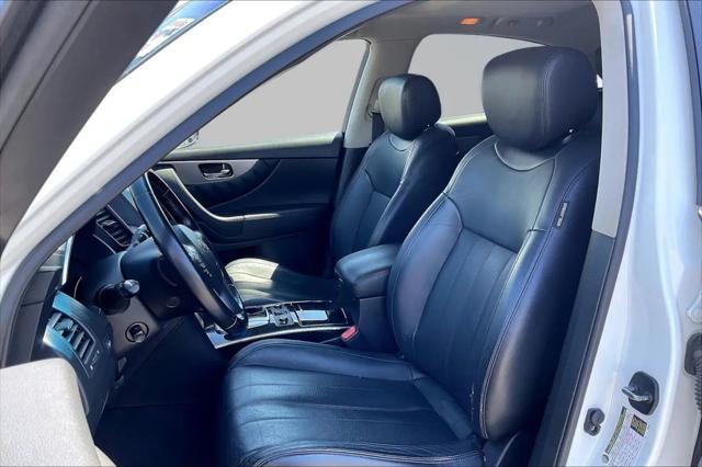2017 INFINITI QX70 Standard