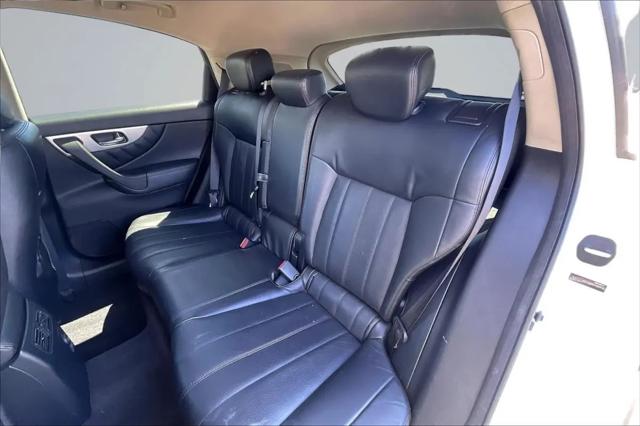 2017 INFINITI QX70 Standard