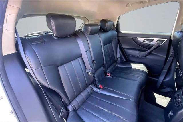 2017 INFINITI QX70 Standard