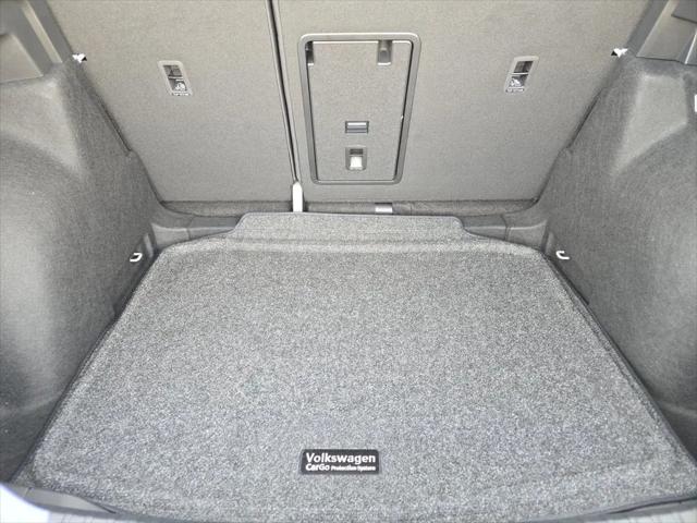 2026 Volkswagen Taos SE Black