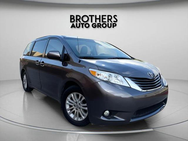 2014 Toyota Sienna XLE V6 8 Passenger