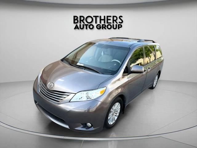 2014 Toyota Sienna XLE V6 8 Passenger