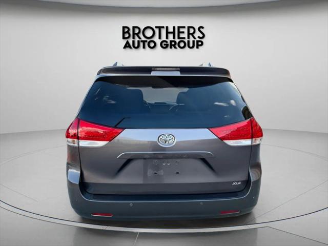 2014 Toyota Sienna XLE V6 8 Passenger
