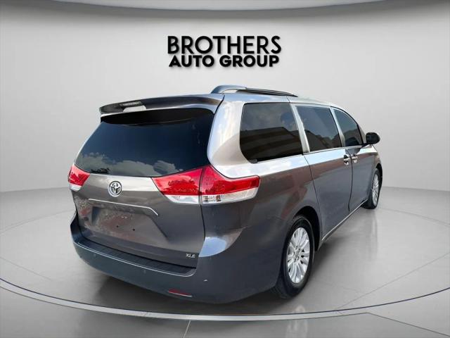 2014 Toyota Sienna XLE V6 8 Passenger