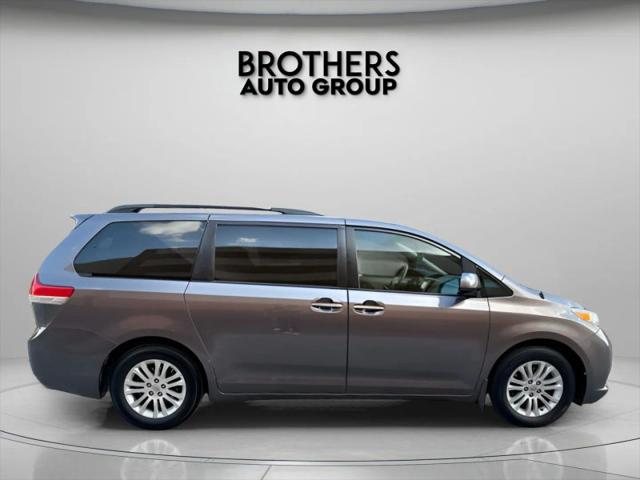 2014 Toyota Sienna XLE V6 8 Passenger