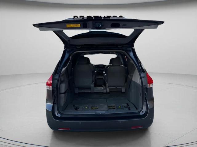 2014 Toyota Sienna XLE V6 8 Passenger