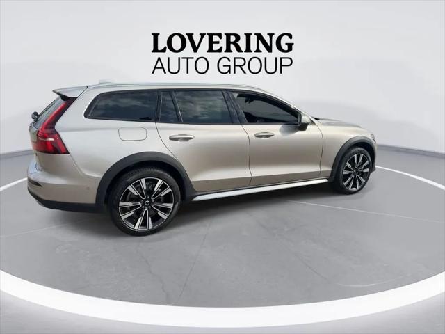 2025 Volvo V60 Cross Country Ultra, B5 AWD Gas (mild hybrid)