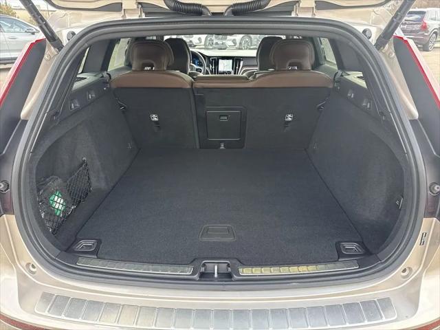 2025 Volvo V60 Cross Country Ultra, B5 AWD Gas (mild hybrid)
