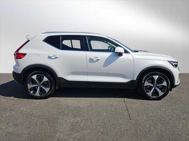 2025 Volvo XC40 B5 Core Bright Theme