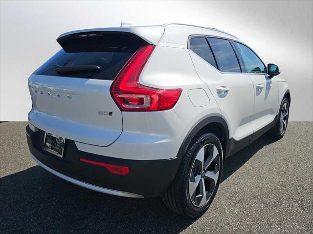 2025 Volvo XC40 B5 Core Bright Theme