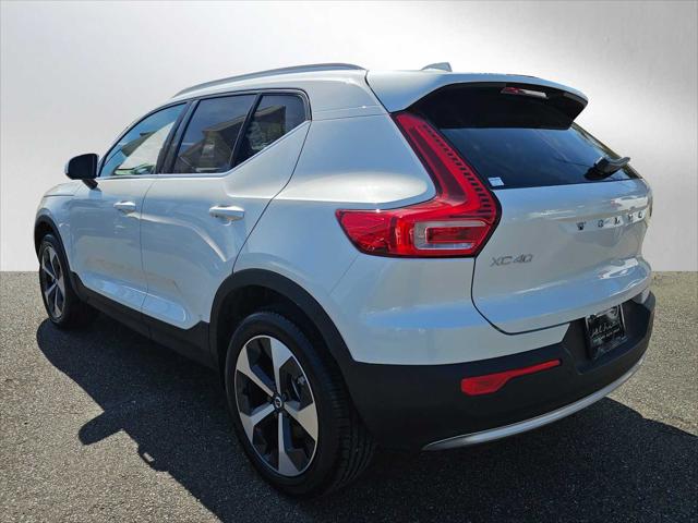 2025 Volvo XC40 B5 Core Bright Theme