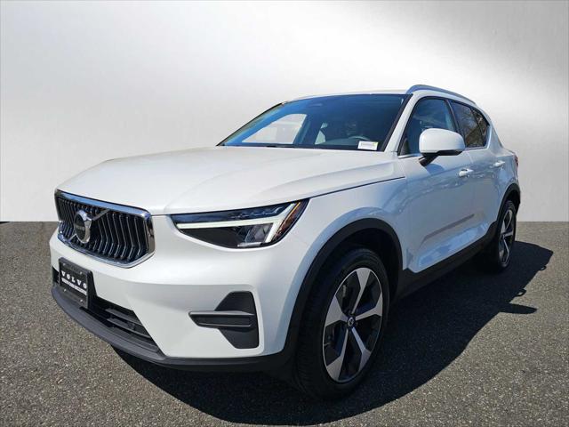 2025 Volvo XC40 B5 Core Bright Theme