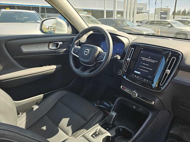 2025 Volvo XC40 B5 Core Bright Theme