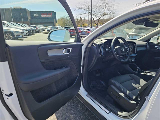 2025 Volvo XC40 B5 Core Bright Theme