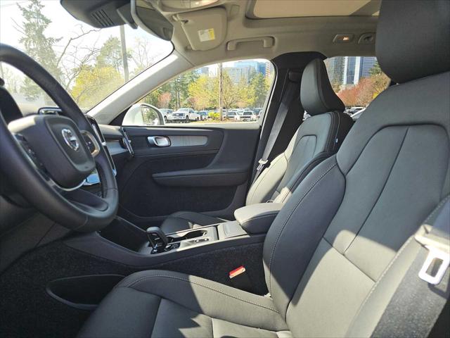 2025 Volvo XC40 B5 Core Bright Theme