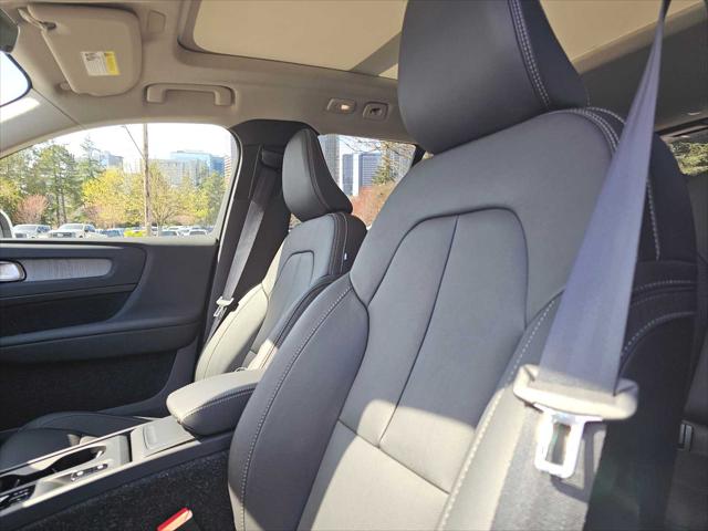2025 Volvo XC40 B5 Core Bright Theme