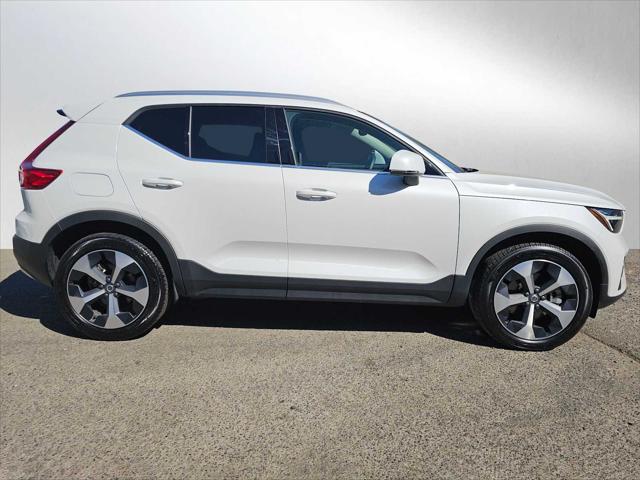 2025 Volvo XC40 B5 Core Bright Theme