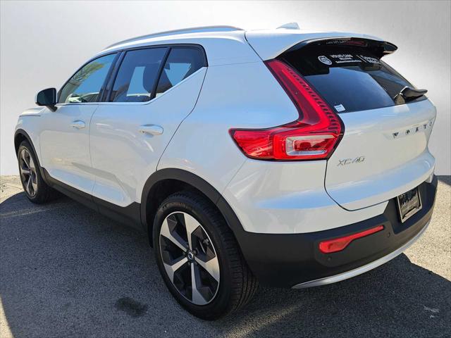 2025 Volvo XC40 B5 Core Bright Theme