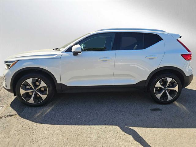 2025 Volvo XC40 B5 Core Bright Theme