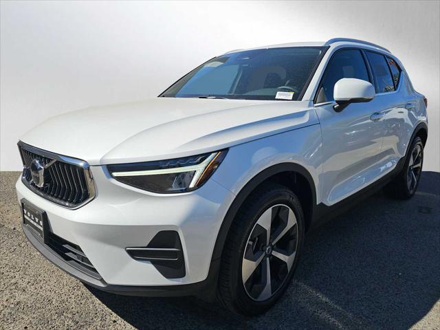 2025 Volvo XC40 B5 Core Bright Theme