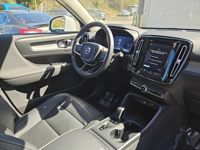 2025 Volvo XC40 B5 Core Bright Theme