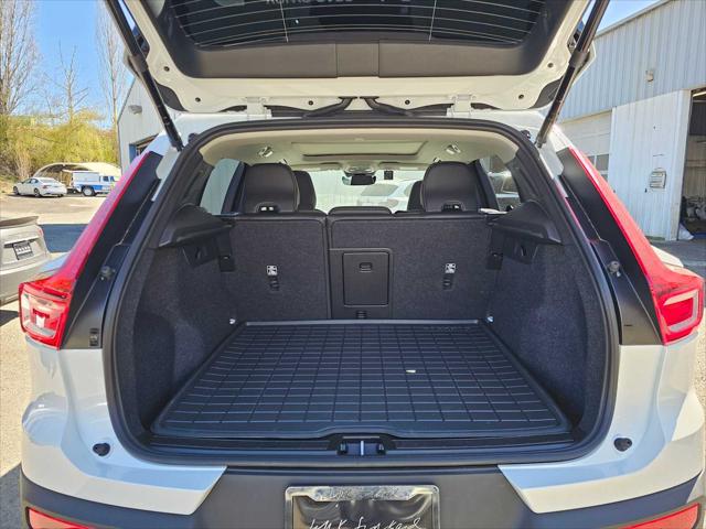 2025 Volvo XC40 B5 Core Bright Theme