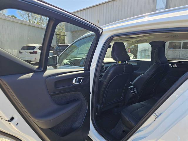 2025 Volvo XC40 B5 Core Bright Theme